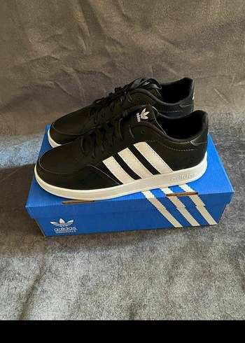 Siyah Adidas Düz Tabanlı Spor Ayakkabı