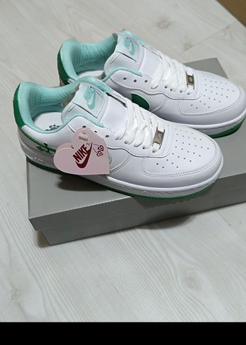 Diğer Beyaz-Yeşil Nike Stiletto Topuklu Spor Ayakkabı