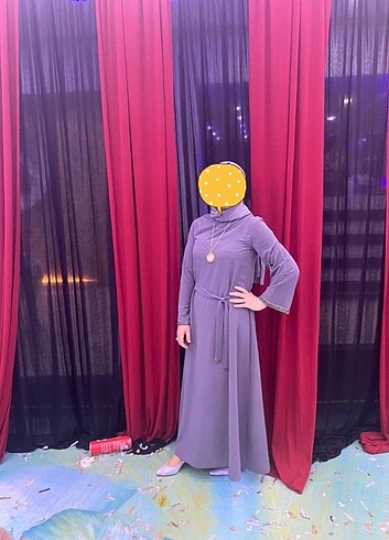 38 Beden gri Renk Kolları ve kemeri taşlı elbise