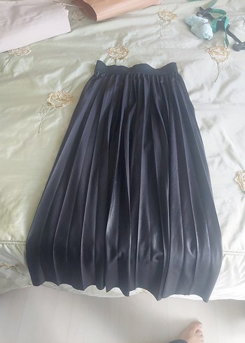 Siyah Parlak Pileli Uzun Etek - Görsel 2