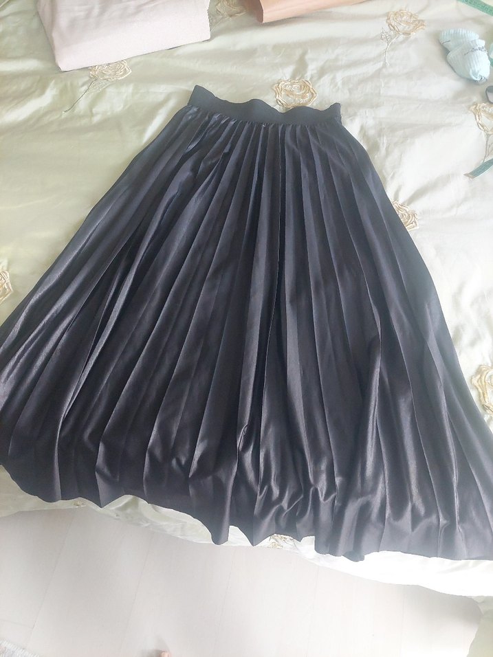 Siyah Parlak Pileli Uzun Etek - Görsel 4