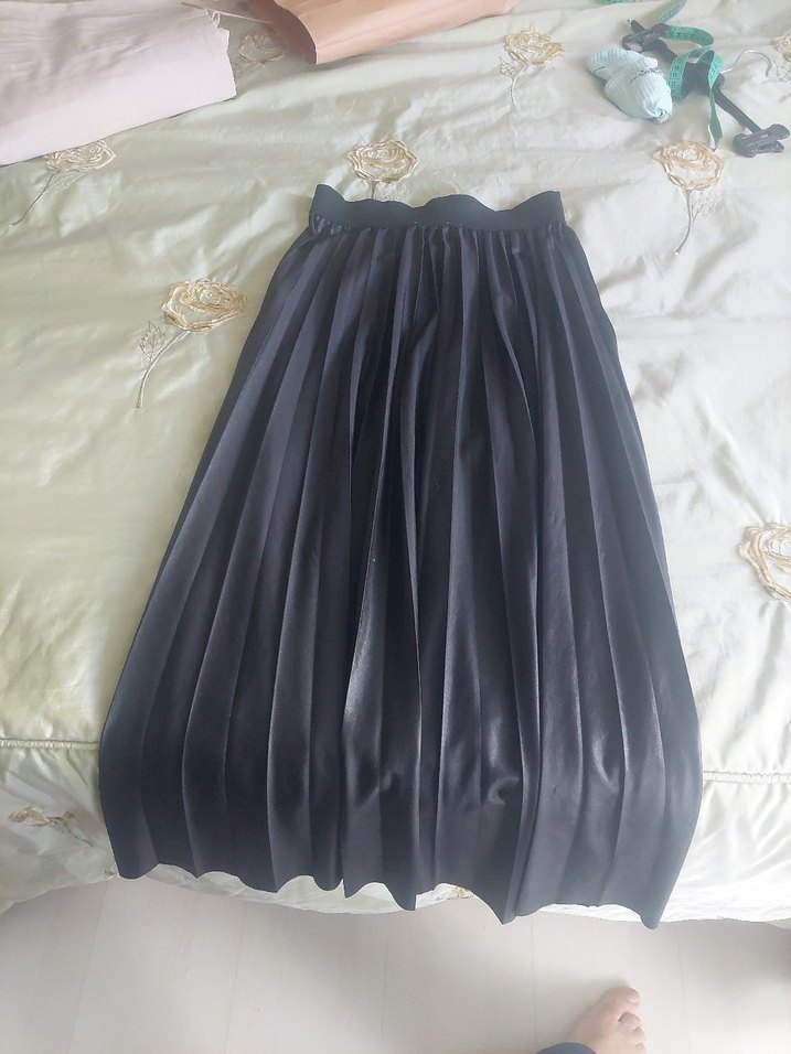 Siyah Parlak Pileli Uzun Etek - Görsel 2