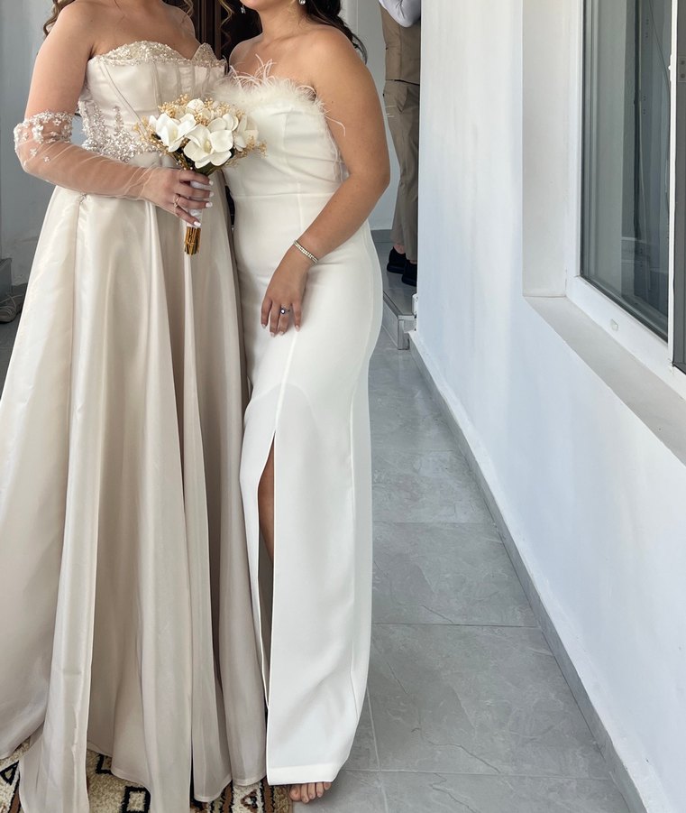 Beyaz Tüy Detaylı Uzun Straplez Elbise - Görsel 2