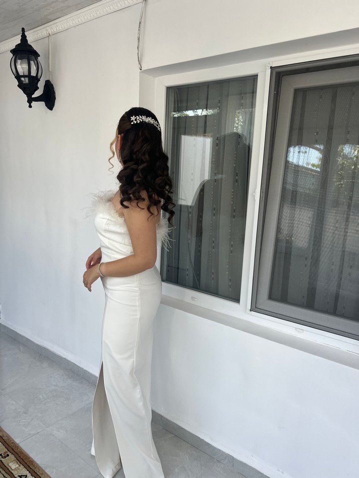 Beyaz Tüy Detaylı Uzun Straplez Elbise - Görsel 3