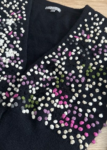 Nakışlı V Yaka Düğmeli Siyah Kadın Hırka - Görsel 2