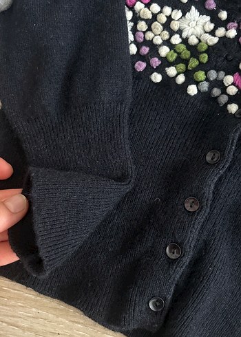 Nakışlı V Yaka Düğmeli Siyah Kadın Hırka - Görsel 4