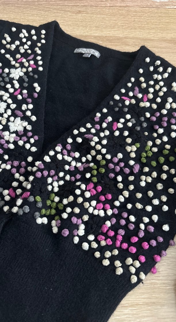 Nakışlı V Yaka Düğmeli Siyah Kadın Hırka - Görsel 2