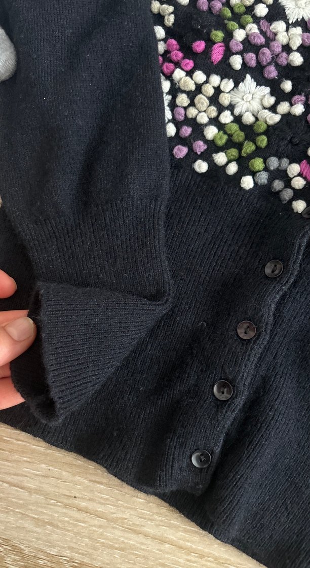 Nakışlı V Yaka Düğmeli Siyah Kadın Hırka - Görsel 4