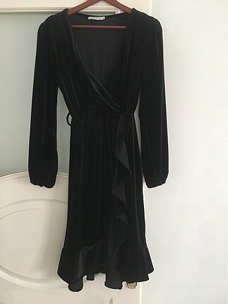 Siyah kadife kruvaze yakalı kemerli elbise