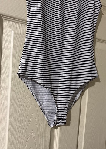 Yüksek Yakalı Çizgili Kolsuz Body - Görsel 3