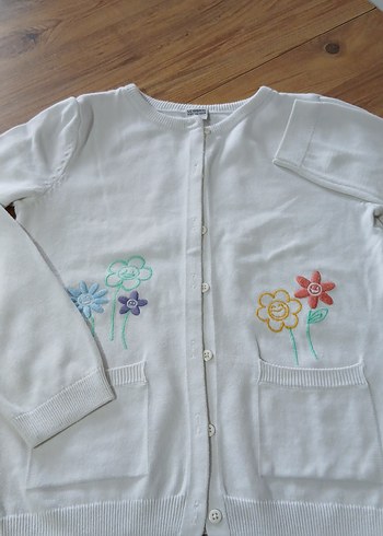 Çiçek Nakışlı Beyaz Düğmeli Kız Hırka - Görsel 2