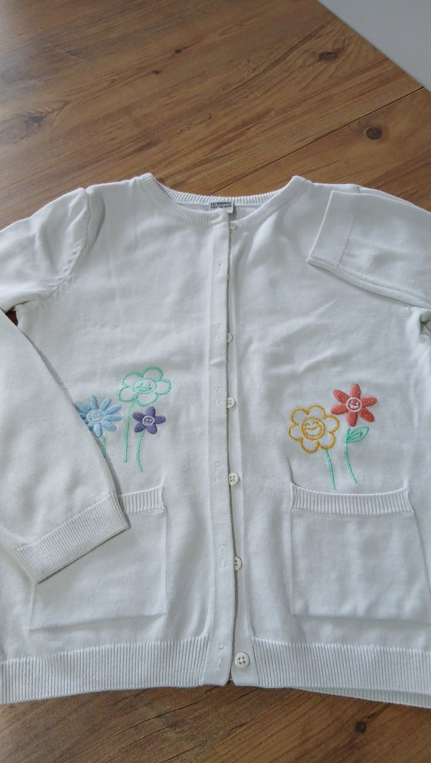 Çiçek Nakışlı Beyaz Düğmeli Kız Hırka - Görsel 2