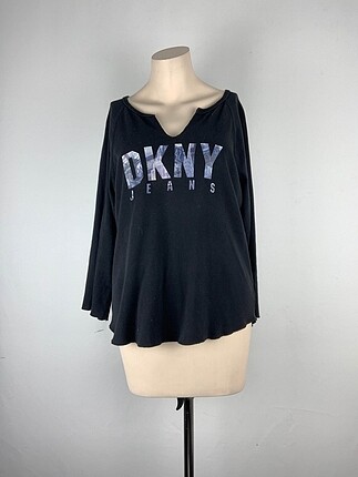 DKNY T-shirt %70 İndirimli.