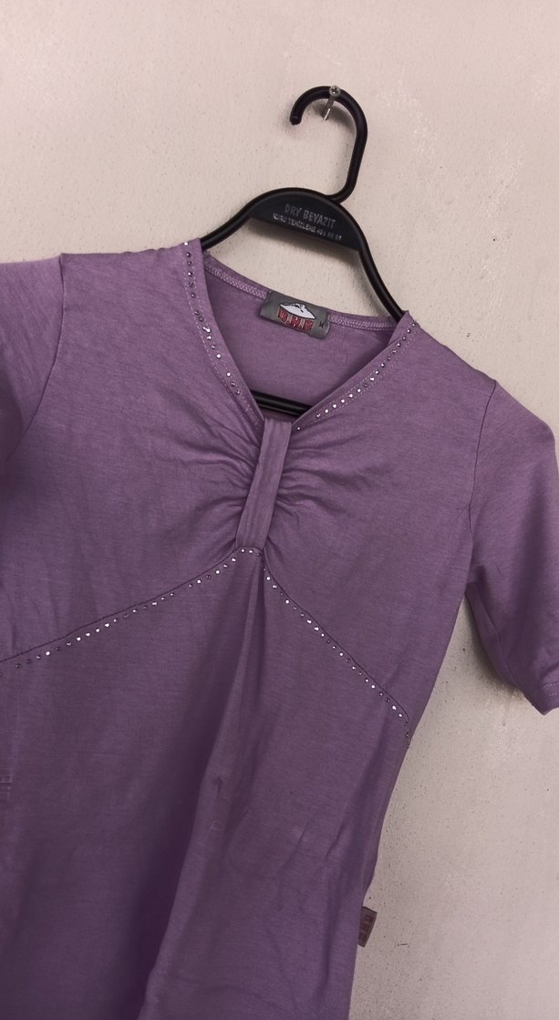 Mor V Yakalı Kız Çocuk Keten Tişört - Görsel 2