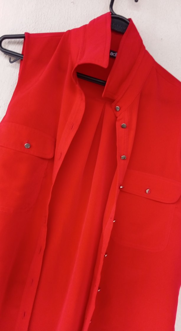 Düğmeli Kırmızı Kolsuz Kadın Gömlek - Görsel 2