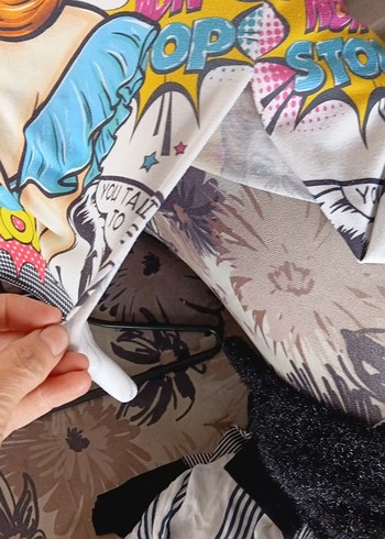 Renkli Pop Art Desenli Kadın Tişört - Görsel 3