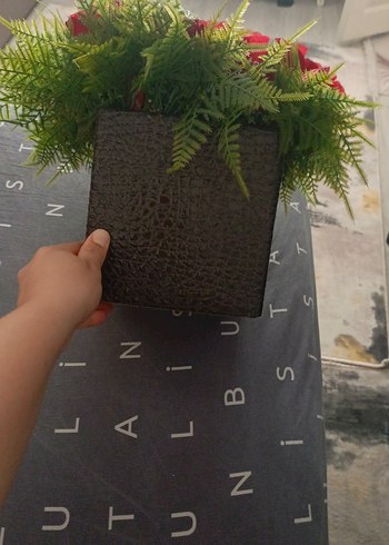 Kahverengi Koyu Renkli Kare Vazolu Dekoratif Çiçek
