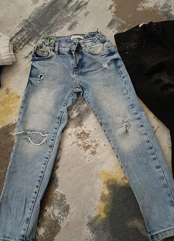 5 Yaş Beden İki adet çocuk pantalon 4-5 yaş sıfır ayarinda ikisinin fiyati