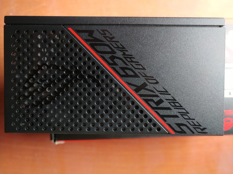 Kırmızı ROG Strix Güç Kaynağı Ünitesi - Görsel 4