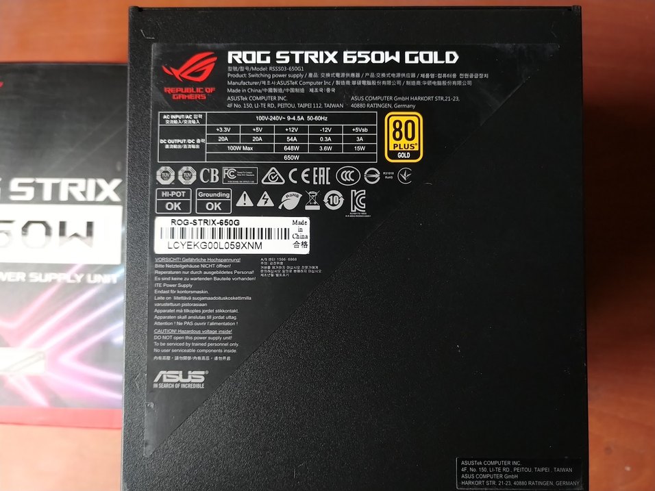 Kırmızı ROG Strix Güç Kaynağı Ünitesi - Görsel 2