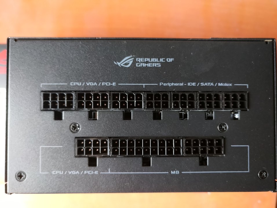 Kırmızı ROG Strix Güç Kaynağı Ünitesi - Görsel 3