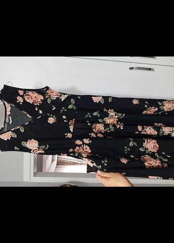 V Yaka Çiçek Desenli Siyah Midi Elbise - Görsel 2