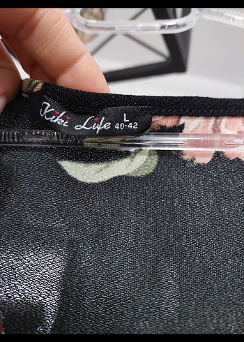 V Yaka Çiçek Desenli Siyah Midi Elbise - Görsel 3