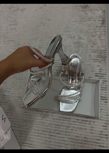 37 Beden Gri Yılan Desenli Metal Topuklu Kadın Ayakkabı