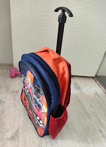 Tekerlekli okul çantası 