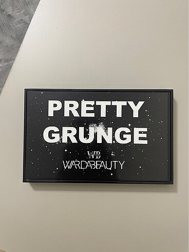 Revolution Wardabeauty pretty grunge far paleti