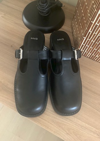 MNG Siyah Kadın Tokalı Sandalet