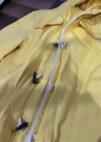 Sarı Midi Düğmeli Kadın Yağmurluk - Görsel 2