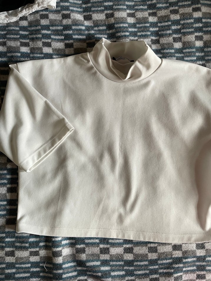 Beyaz Yüksek Yakalı Kısa Kollu Salaş Tişört - Görsel 3