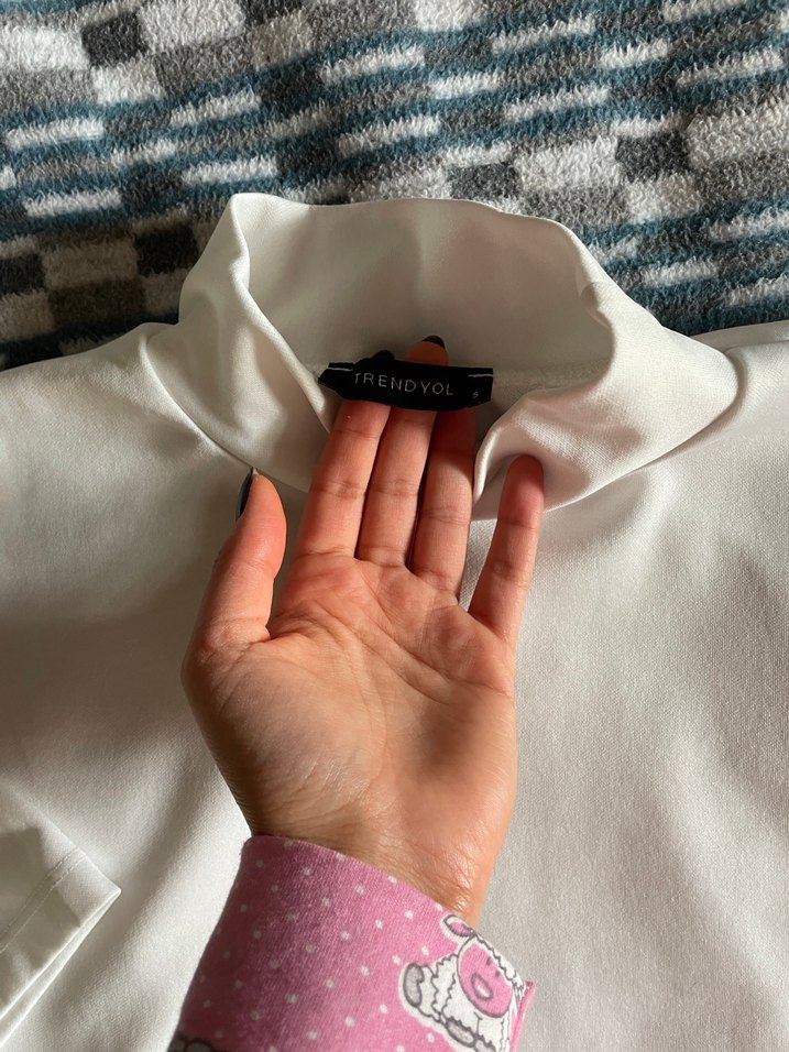 Beyaz Yüksek Yakalı Kısa Kollu Salaş Tişört - Görsel 2