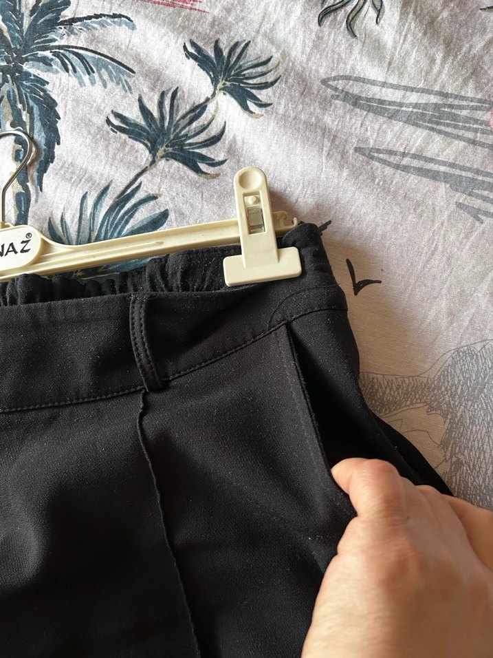 Siyah Pilili Kadın Midi Kumaş Pantolon - Görsel 3