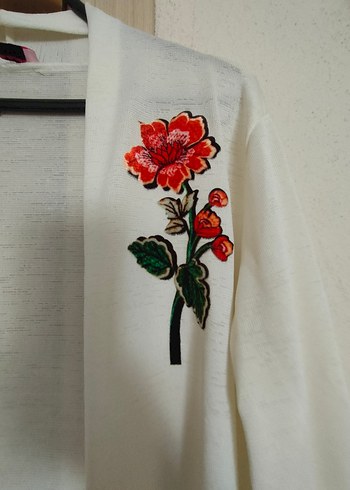 Uzun Beyaz Nakışlı Kadın Sabahlık - Görsel 2