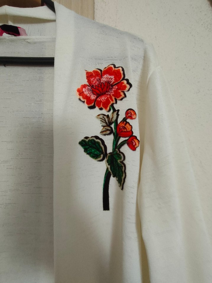 Uzun Beyaz Nakışlı Kadın Sabahlık - Görsel 2