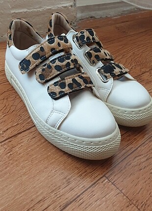 Beyaz sneaker ayakkabı