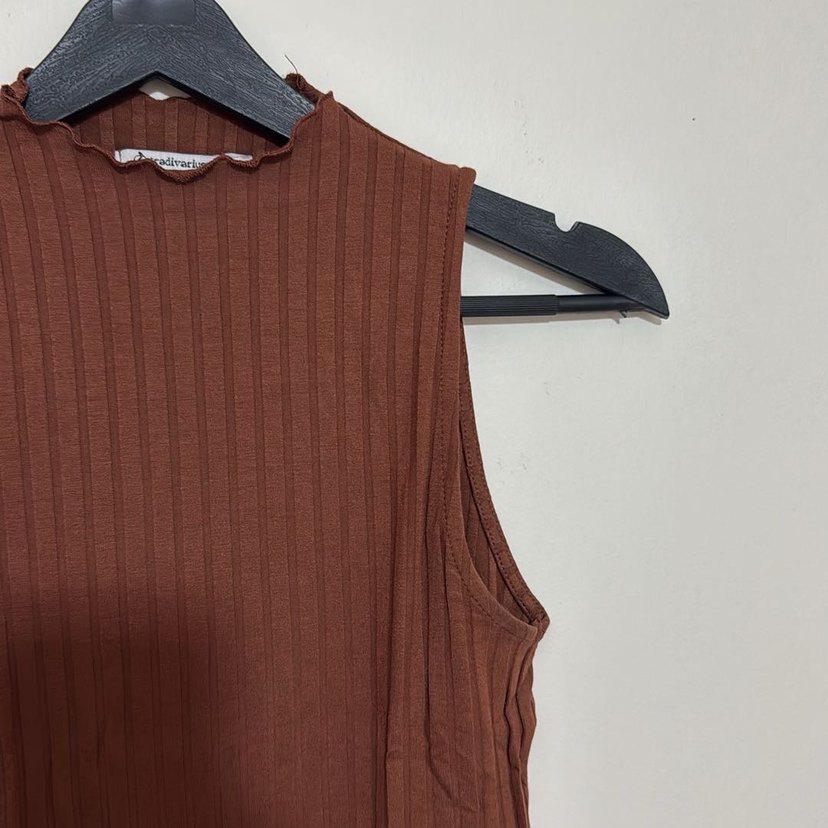 Kahverengi Yüksek Yakalı Kolsuz Kadın bluz - Görsel 3