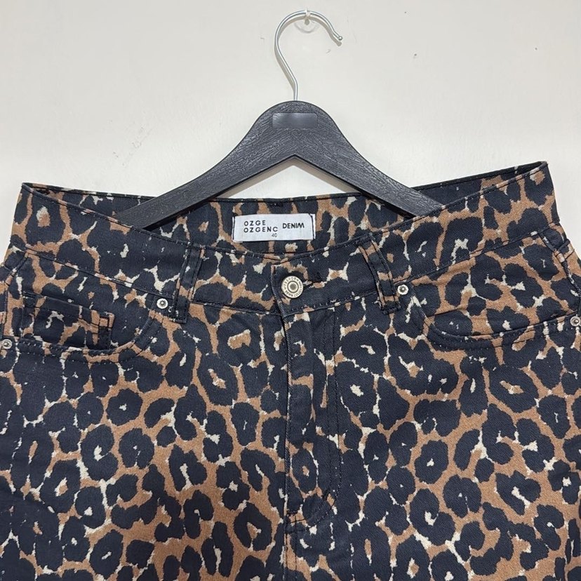 Leopar Desenli Rahat Kesim Kadın Kot Pantolon - Görsel 3