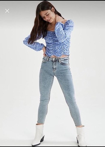 Mavi Çiçekli Büzgülü Kadın Bluz - Görsel 4