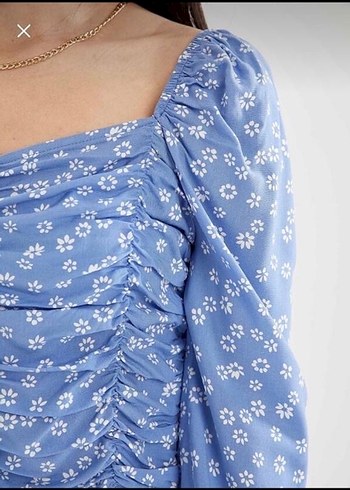 Mavi Çiçekli Büzgülü Kadın Bluz - Görsel 3