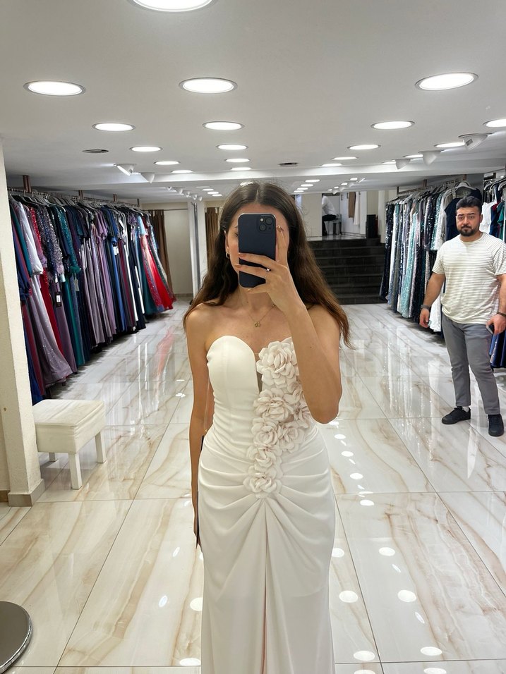 Beyaz Straplez Drapeli Uzun Abiye - Görsel 2