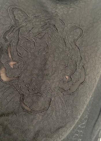siyah şifon önünde kaplan başı motifli bluz