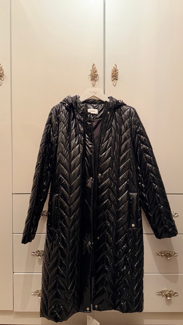 Parlak Siyah Kapitone Uzun Şişme Mont- Diz Boyu - Görsel 3