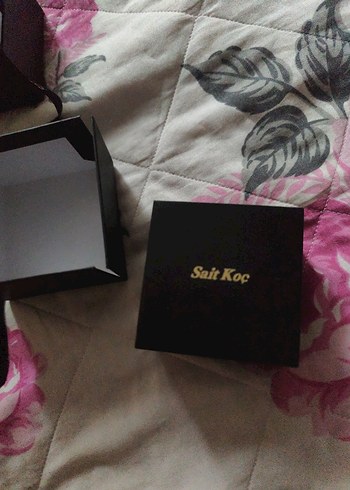 Altın Renkli Minimalist Kadın Kol Düğmesi kutusu - Görsel 3