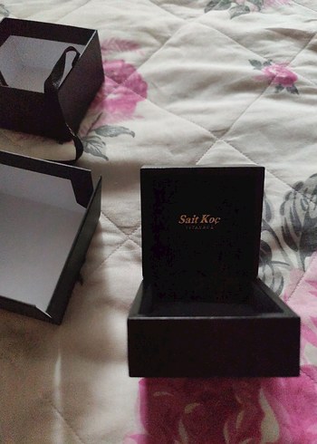 Altın Renkli Minimalist Kadın Kol Düğmesi kutusu - Görsel 4