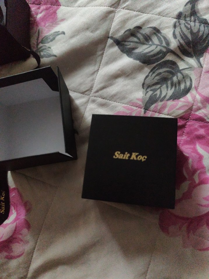 Altın Renkli Minimalist Kadın Kol Düğmesi kutusu - Görsel 3