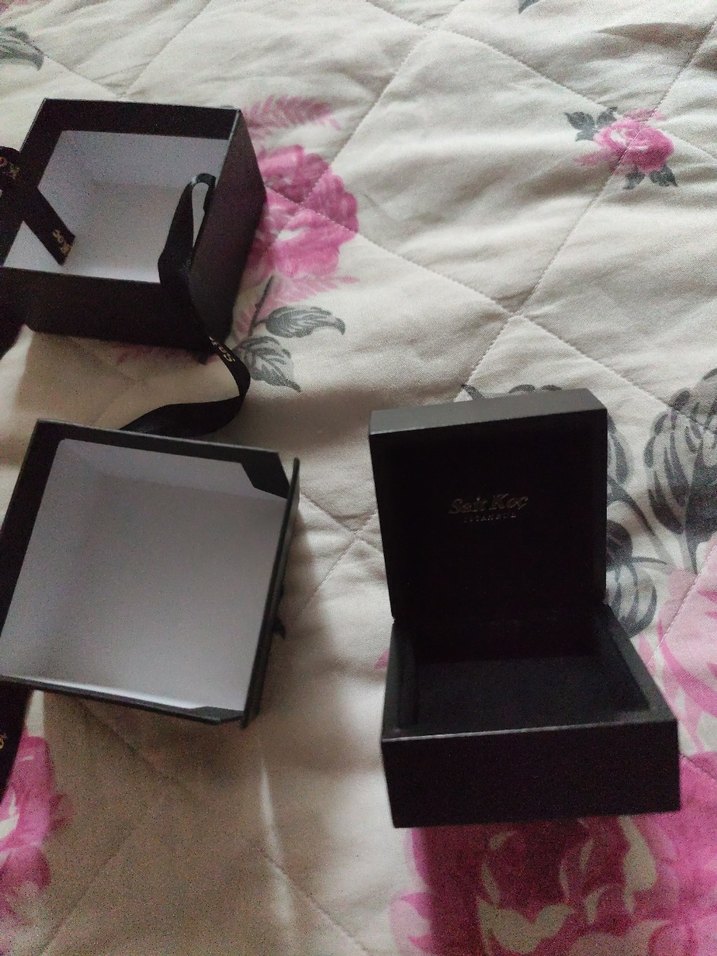 Altın Renkli Minimalist Kadın Kol Düğmesi kutusu - Görsel 5