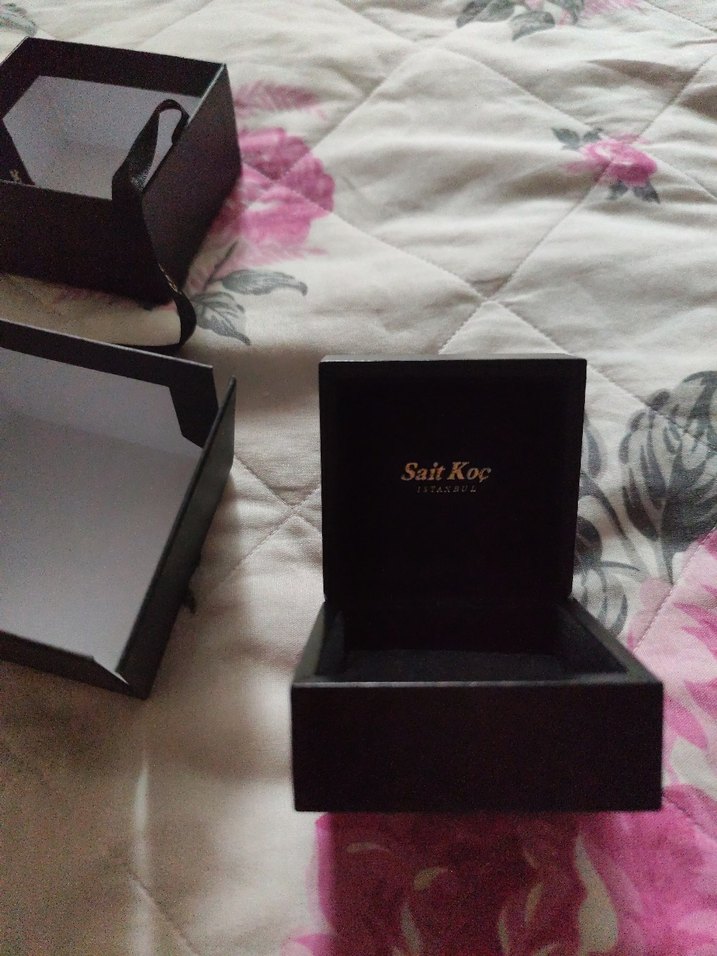 Altın Renkli Minimalist Kadın Kol Düğmesi kutusu - Görsel 4